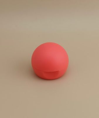 Jasnoczerwona plastikowa gładka matowa sferyczna pokrywka do butelek kosmetycznych