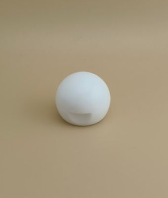 Biała plastikowa gładka sferyczna pokrywka do butelek kosmetycznych