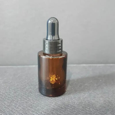 10 15 20 30 50 ml Przezroczysta szklana butelka z zakraplaczem z elektrochemicznym aluminiowym złotym pierścieniem z różą do kosmetyków