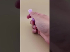 Fioletowe opakowanie małych balsamów do warg z przejrzystą płytką z żebrami do szminek