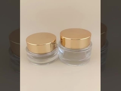 Przejrzysty słoik ze szklaną śmietaną z złotym śrubkowym nakryciem dla damskiego balsamiku