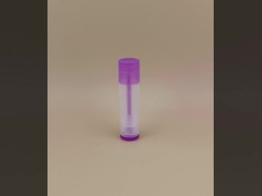 Małe, gładkie, przezroczyste opakowanie balsamu do ust z fioletową pokrywką na szminki