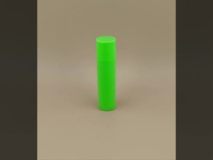 Małe, gładkie, zielone balsamy do warg z różową pokrywką do szminek