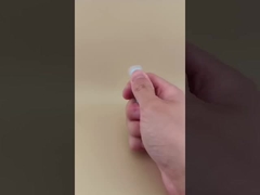 Niebieski mały opakowanie balsam do warg z przejrzystą żebrową pokrywą do szminki