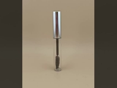 Szczotka do opaski oczu w butelce z srebrną śrubą