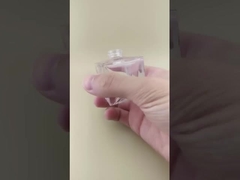 Kwadratowa, gładka, przezroczysta szklana butelka do perfum samochodowych