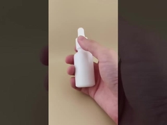 Delikatny design, biała, gładka, okrągła butelka z zakraplaczem do pielęgnacji skóry