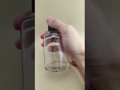 Delikatny design, przezroczysta, duża, gładka, okrągła szklana butelka ze specjalną pokrywką na lekarstwa