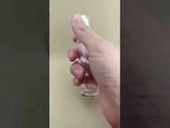 Delikatny design, przezroczysta, gładka, okrągła, długa butelka z zakraplaczem do esencji