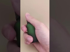 Delikatny design, przezroczysta butelka z ciemnozielonego szkła do esencji