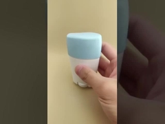 Biały wielki płaski balsam do ust z niebieskim pokrywką 2308 do szminek