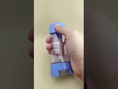 Przejrzysty, gładki balsam do ust z niebieską pokrywą do szminki