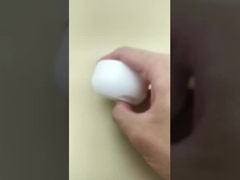 Biała plastikowa zakrętka typu press-down do butelek szamponu