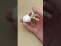 Biała plastikowa mała sferyczna pokrywka do butelek kosmetycznych