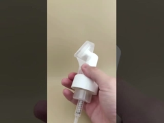 Delikatny design, biała plastikowa duża pompka pianotwórcza ze szczotką do butelek żelu pod prysznic