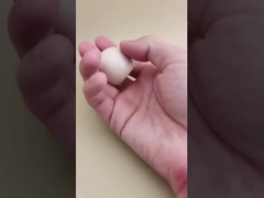 Biała plastikowa gładka sferyczna pokrywka do butelek kosmetycznych