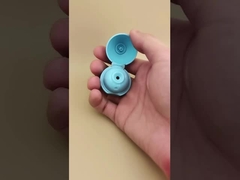 Niebieska plastikowa gładka sferyczna pokrywka do butelek kosmetycznych