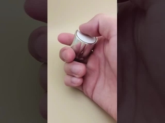 Srebrna, aluminiowo-plastikowa, okrągła, gładka zakrętka z białym przyciskiem do butelek kosmetycznych