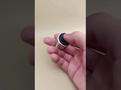 Srebrna, aluminiowo-plastikowa, okrągła, gładka zakrętka z czarnym przyciskiem do butelek kosmetycznych