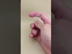 Małe, przejrzyste, okrągłe, z żebrami plastikowe pokrywki do butelek kosmetycznych