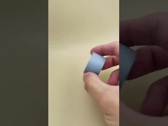 Niebiesko-szare plastikowe okrągłe gładkie matowe pokrywki do butelek kosmetycznych