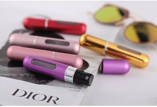 Branding ułatwiony białą pompą perfumy