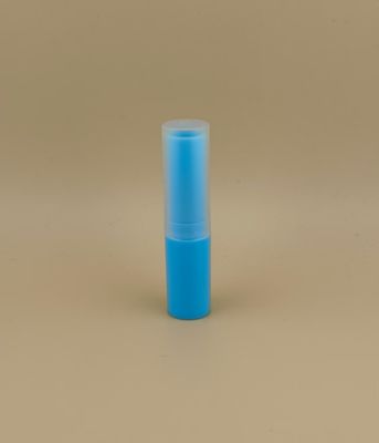 Niebieski mały opakowanie balsam do warg z przejrzystą żebrową pokrywą do szminki