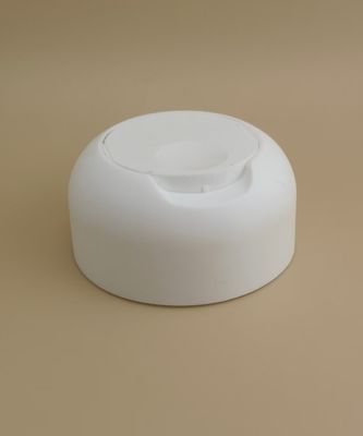 Biały, gładki, matowy, maskowany pokrywacz na butelki szamponu