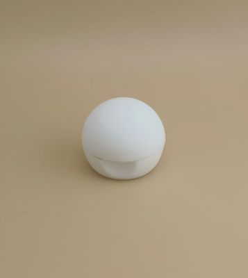 Biała, mała, gładka, matowa, kulista pokrywa plastikowa do butelek kosmetycznych