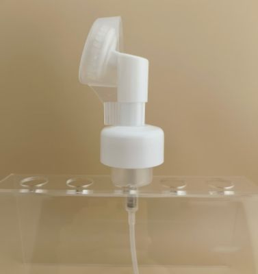 Delikatny design, biała plastikowa duża pompka pianotwórcza ze szczotką do butelek żelu pod prysznic