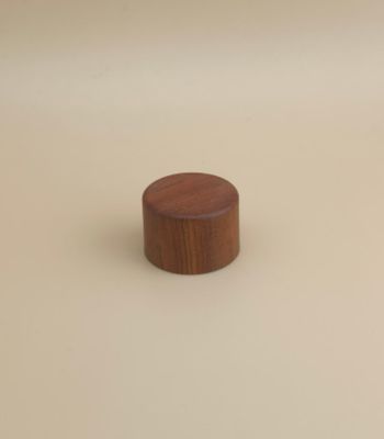 Plastikowa okrągła gładka nakrętka z fakturą drewna do butelek kosmetycznych