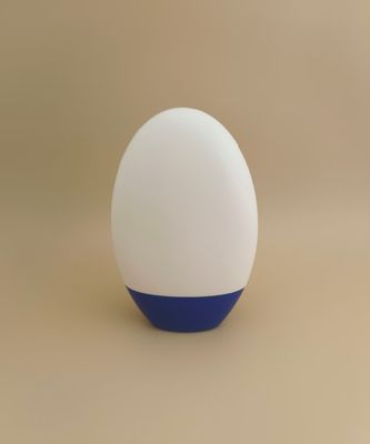 Biała, gładka plastikowa butelka z niebieską pokrywą do szamponu