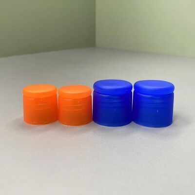 Plastikowa butelka z płynnym szamponem z czyszczącym środkiem 24/410