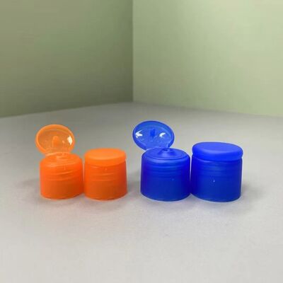 Plastikowa butelka z płynnym szamponem z czyszczącym środkiem 24/410