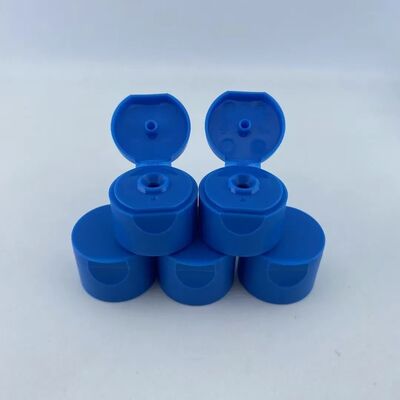 Plastikowa butelka z płynnym szamponem z czyszczącym środkiem 24/410