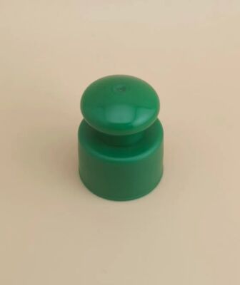Zielona plastikowa gładka zakrętka z przyciskiem do butelek kosmetycznych