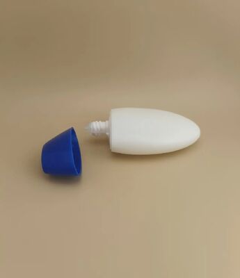 Biała, gładka plastikowa butelka z niebieską pokrywą do szamponu