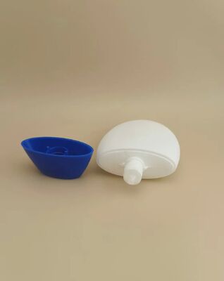 Biała, gładka plastikowa butelka z niebieską pokrywą do szamponu