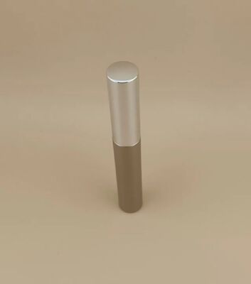 Butelkowana szczoteczka do rzęs ze złotą aluminiową zakrętką dla kobiet