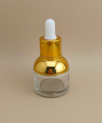 Piękna, okrągła, przejrzysta butelka na esencję