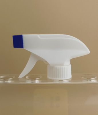 Plastikowa biała pompka spustowa PP z czerwonym przyciskiem K101-8 do butelek kosmetycznych