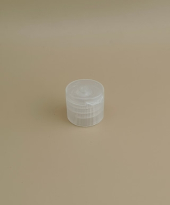 Małe, przejrzyste, okrągłe, z żebrami plastikowe pokrywki do butelek kosmetycznych