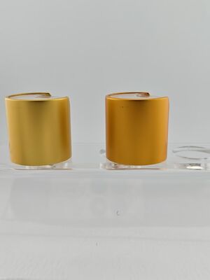 Żółta aluminiowo-plastikowa okrągła gładka zakrętka z przezroczystym przyciskiem do butelek kosmetycznych
